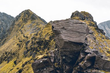 Dağlardaki dağ manzarası.