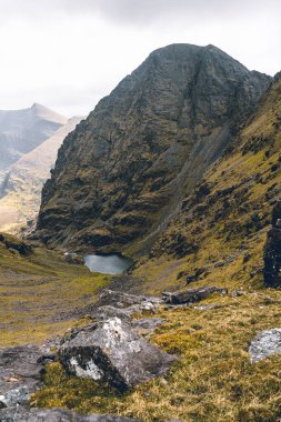 İskoçya dağlarında güzel bir dağ manzarası