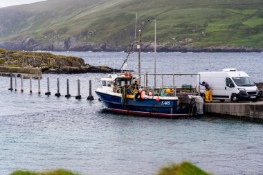 İrlanda kıyılarında bir balıkçı teknesi