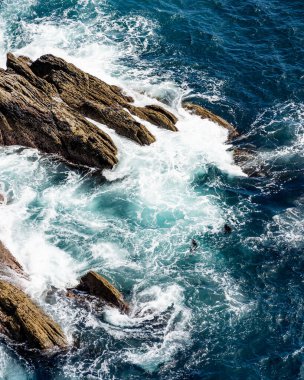 İsrail 'in kuzeyindeki Akdeniz' deki kayalıklarda dalgalar.