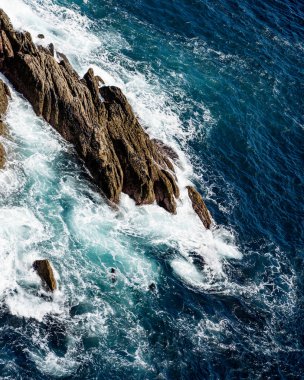 Dalgalar ve mavi gökyüzü ile güzel deniz kıyısı.