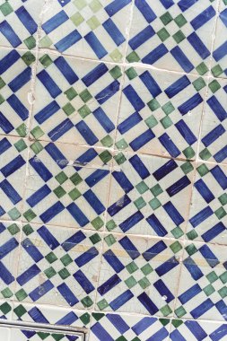 Geleneksel Portekiz azulejos 'unun çatısındaki kiremitler.