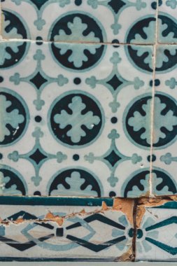 Evin ön cephesinde Portekiz fayansları