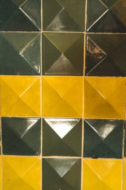 Yeşil sarı, kırmızı ve sarı renkli mozaik fayanslar ve gri tonlarda