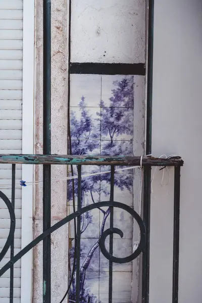 Pencereli eski ahşap kapı