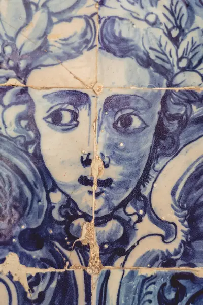 Seramik kiremitleri ve mavi arkaplanı olan eski duvar