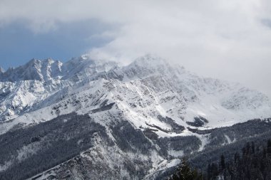 Yoğun ormanlar Himalaya tepelerinde karla kaplı zirvelerin altında gizlidir. Sis tarafından öpülen bulutlar güzel bir manzara çizer. Karla kaplı zirveler masmavi gökyüzüne karşı dururken el değmemiş bir harikalar diyarı ortaya çıkıyor..