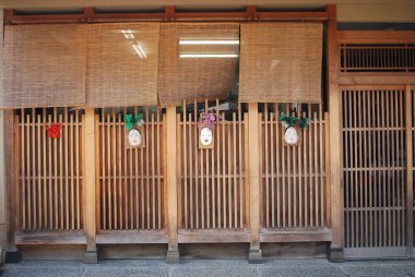Ahşap kafes kapısında Okame Maske Dekorasyonları