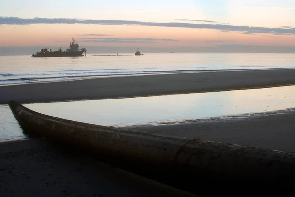 Sebuah Kapal Suram Mengambil Dan Memasok Pasir Untuk Perlindungan Pantai — Stok Foto