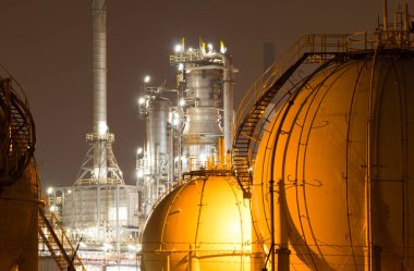 Sıvılaştırılmış Doğal Gaz - LNG - depolama tankları olan büyük bir petrol rafinerisi.