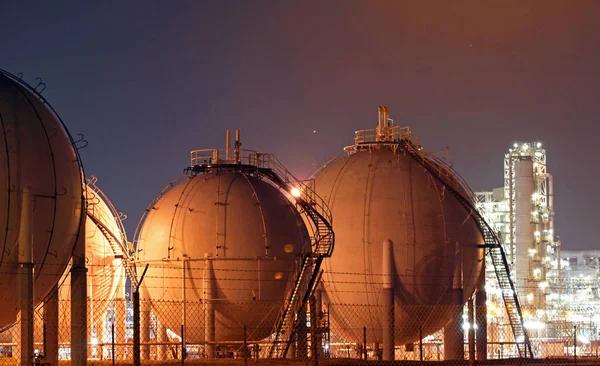 Ett Stort Oljeraffinaderi Med Flytande Naturgas Lng Lagringstankar — Stockfoto