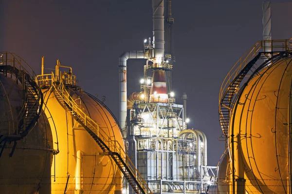 Ett Stort Oljeraffinaderi Med Flytande Naturgas Lng Lagringstankar — Stockfoto