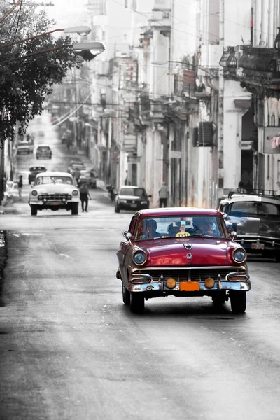 Klasyczne Samochody Jadące Ulicą Hawanie Kuba — Zdjęcie stockowe