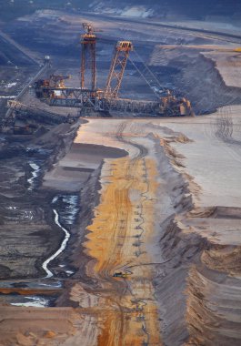 Almanya 'da linyit veya kahverengi kömür ocaklarında kova tekerleği kazıcısı
