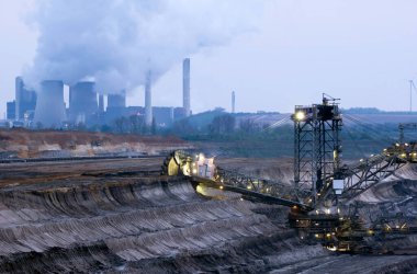 Almanya 'da linyit veya kahverengi kömür ocaklarında kova tekerleği kazıcısı