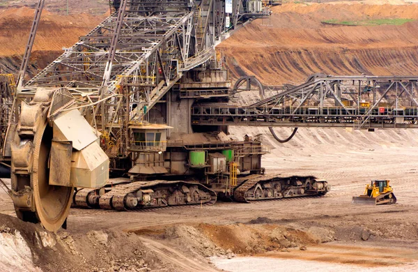 德国褐煤或褐煤采石场的斗轮挖掘机 — 图库照片