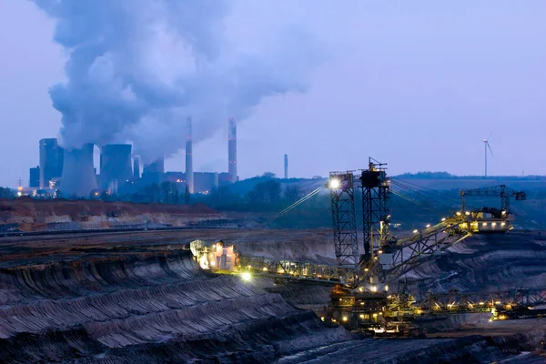 德国褐煤或褐煤采石场的斗轮挖掘机 — 图库照片