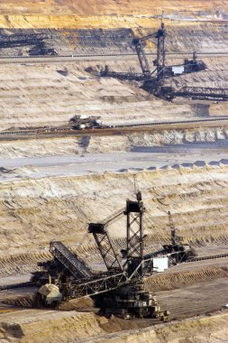 Almanya 'da linyit veya kahverengi kömür ocaklarında kova tekerleği kazıcısı