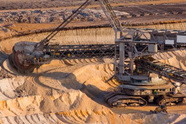 Almanya 'da linyit veya kahverengi kömür ocaklarında kova tekerleği kazıcısı