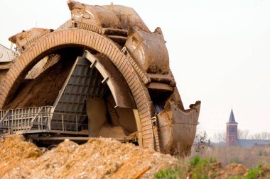 Almanya 'da linyit veya kahverengi kömür ocaklarında kova tekerleği kazıcısı