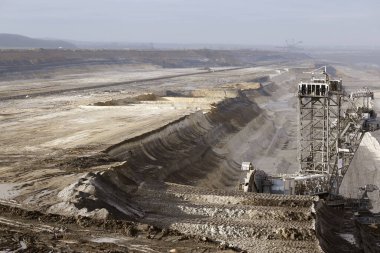 Almanya 'da linyit veya kahverengi kömür ocaklarında kova tekerleği kazıcısı