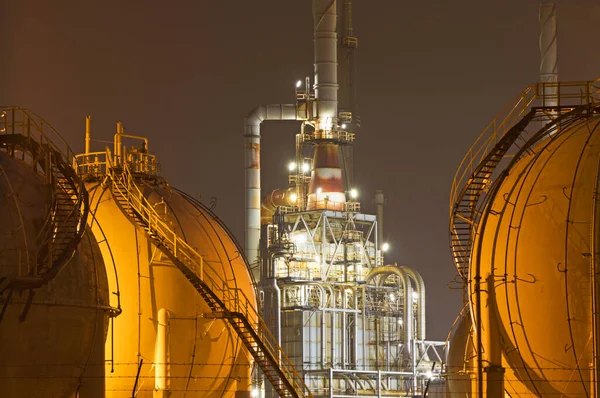 Uma Grande Fábrica Refinaria Petróleo Com Gás Natural Liquefeito Gnl — Fotografia de Stock