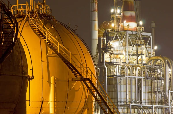 液化天然ガスを用いた大規模製油所プラント Lng 貯蔵タンク — ストック写真