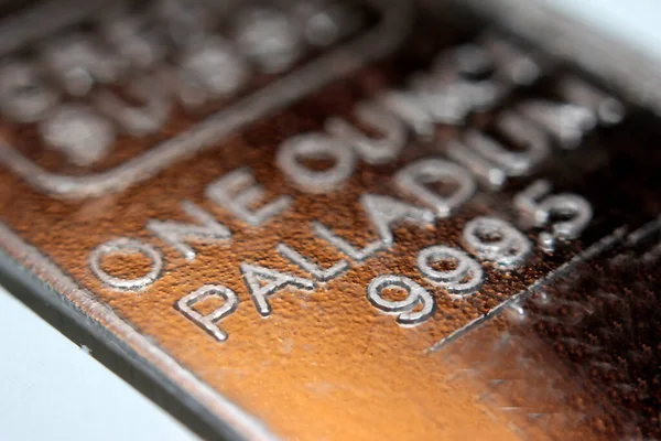 Bir ons Palladium çubuğunun makro görüntüsü