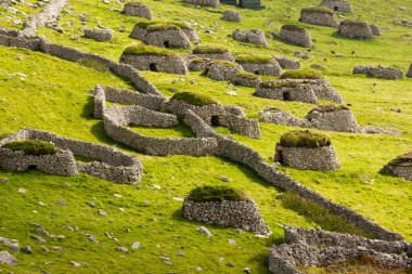 St. Kilda, Outer Hebrides, İskoçya takımadasındaki duvar yapıları ve sığınaklar