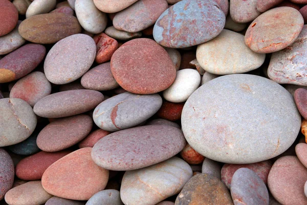 在海滩上躺着五彩斑斓的卵石 — 图库照片