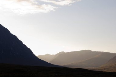 Glencoe 'nun güzel bölgesi gün batımında, İskoçya