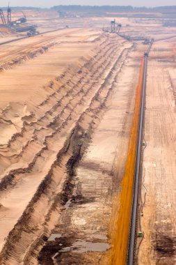 Almanya 'da linyit ya da kahverengi kömür madeninde kazıcı
