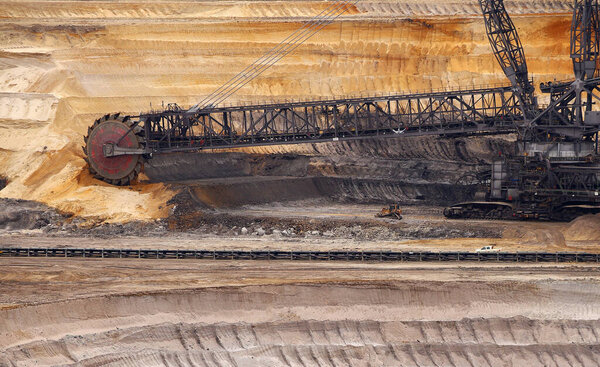 Экскаватор в шахте бурого угля или лигнита в Германии