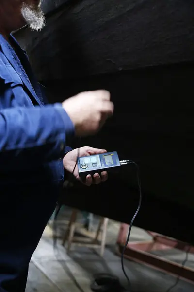 船身厚度测量工程师用超声波装置测量船壳厚度的工程师 — 图库照片