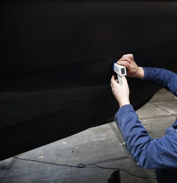 船身厚度测量工程师用超声波装置测量船壳厚度的工程师 — 图库照片