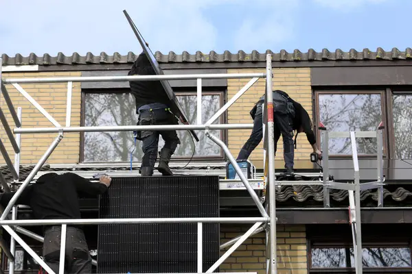 Servis Mühendisleri Bir Konutun Çatısına Güneş Panelleri Kuruyor — Stok fotoğraf