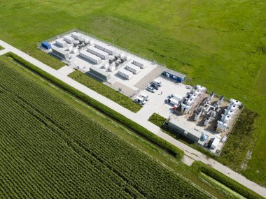 Elektrik şebekesine, Flevopolder 'a ve Hollanda' ya daha büyük miktarda yenilenebilir enerji sağlayan ve dengeleyen enerji kaynaklarının hava görüntüsü