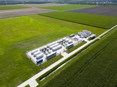 Elektrik şebekesine, Flevopolder 'a ve Hollanda' ya daha büyük miktarda yenilenebilir enerji sağlayan ve dengeleyen enerji kaynaklarının hava görüntüsü