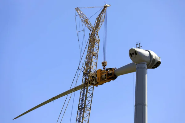 Flevoland, Hollanda 'da bir rüzgar türbini inşaatı