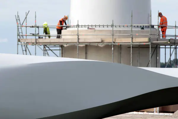 建造一台风力涡轮机 荷兰弗列沃兰 — 图库照片