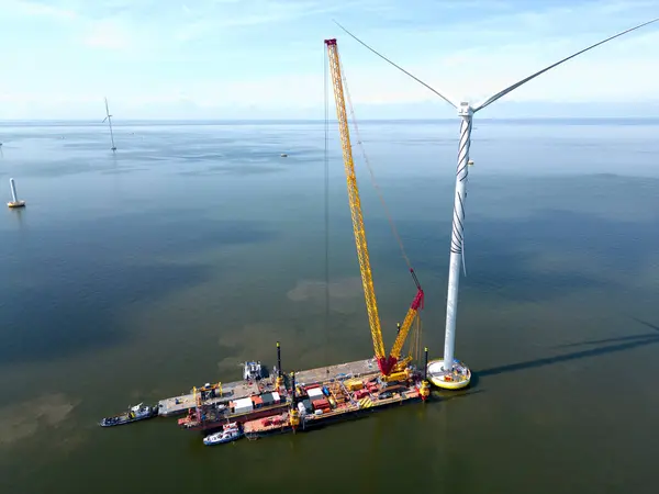 在荷兰Ijsselmeer建造一个离岸风车场 — 图库照片