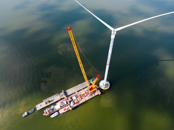 在荷兰Ijsselmeer建造一个离岸风车场 — 图库照片