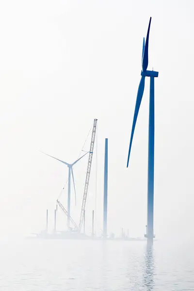 Transportschiff Und Kran Für Den Bau Eines Offshore Windparks Ijsselmeer lizenzfreie Stockfotos