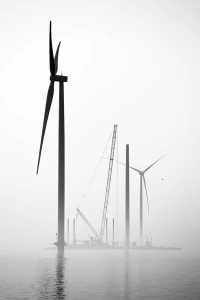 建造海上风车的运输船和起重机 Ijsselmeer荷兰 — 图库照片