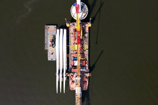 Sebuah Kapal Transportasi Dan Derek Untuk Pembangunan Sebuah Kincir Angin — Stok Foto