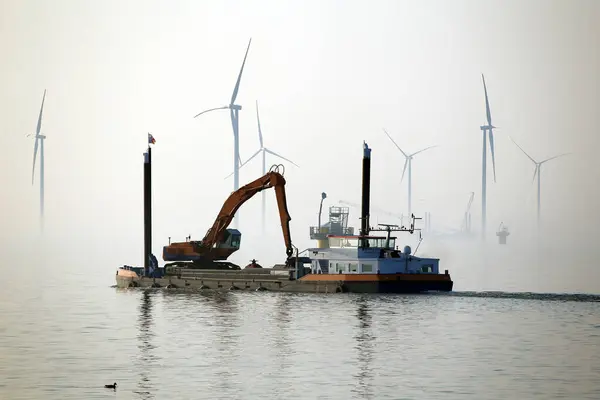 一艘建造离岸风车的运输船 Ijsselmeer — 图库照片