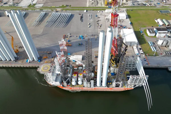 オランダ 北海のオフショア風力発電所の建設のための輸送船 — ストック写真