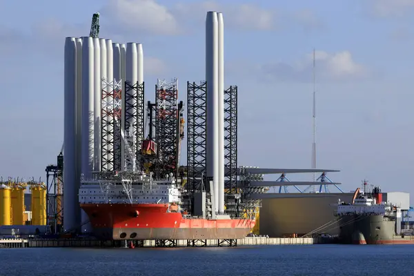 Ein Transportschiff Für Den Bau Eines Offshore Windparks Der Nordsee Stockbild