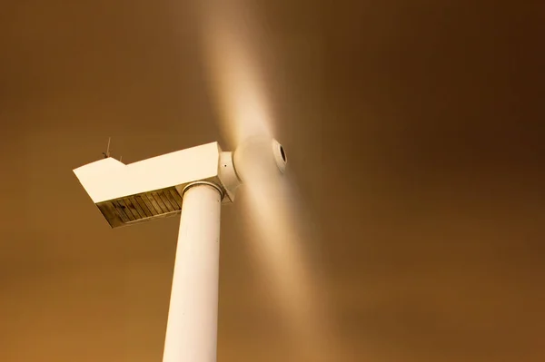 长期暴露在夜空中的风力涡轮机中 — 图库照片
