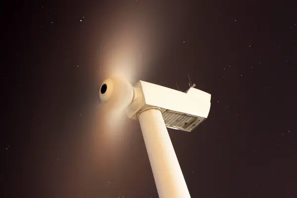 Gece Gökyüzünde Uzun Süre Rüzgâr Türbinine Maruz Kalan Hollanda — Stok fotoğraf